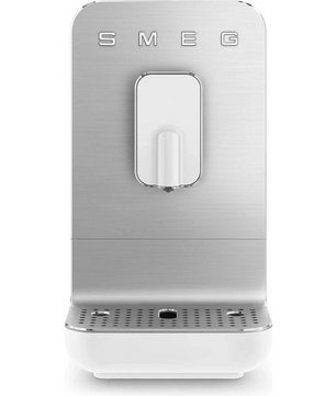 Der Smeg BCC11WHMEU Kaffeevollautomat – weiß ist eine minimalistische, silberfarbene Kaffeemaschine von Smeg mit einer weißen Frontblende und einer Tropfschale an der Unterseite. Sie ist mit einem integrierten Edelstahl-Mahlwerk ausgestattet, das jedes Mal frisch gemahlenen Kaffee garantiert.