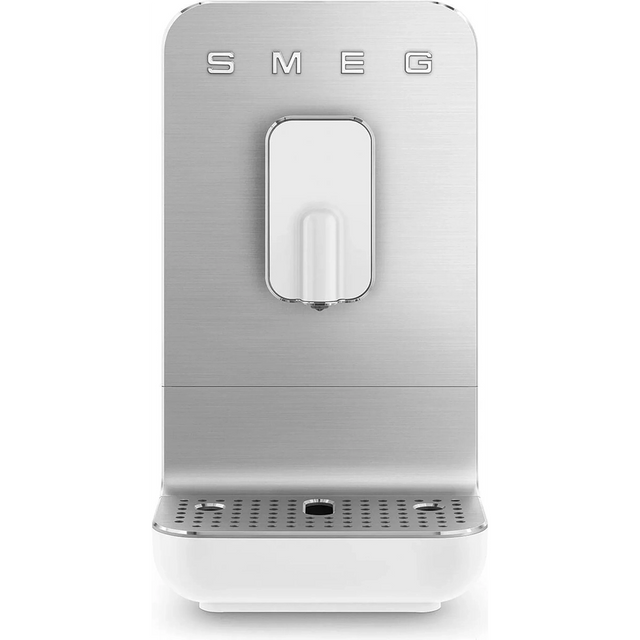 Der Smeg BCC11WHMEU Kaffeevollautomat – weiß ist eine minimalistische, silberfarbene Kaffeemaschine von Smeg mit einer weißen Frontblende und einer Tropfschale an der Unterseite. Sie ist mit einem integrierten Edelstahl-Mahlwerk ausgestattet, das jedes Mal frisch gemahlenen Kaffee garantiert.