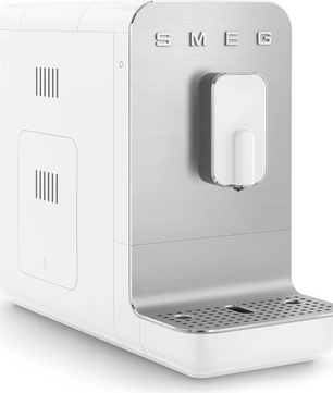 Der Smeg BCC11WHMEU Kaffeevollautomat in elegantem Weiß besticht durch sein minimalistisches Design und das integrierte Edelstahl-Mahlwerk. Er verfügt über eine praktische Auffangschale und stilvolle silberne Akzente – hier aus einem seitlichen Blickwinkel zu sehen. Diese Smeg-Kaffeemaschine ist die perfekte Ergänzung für jede moderne Küche.