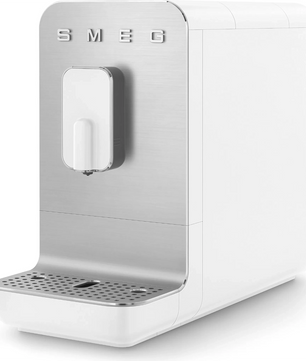 Der Smeg BCC11WHMEU Kaffeevollautomat in Weiß, mit silberner Frontblende und Tropfschale, ist aus einem vorderen Blickwinkel zu sehen. Diese hochwertige Kaffeemaschine von Smeg verfügt über ein robustes Edelstahl-Mahlwerk für stets frisch gemahlenen Kaffee.