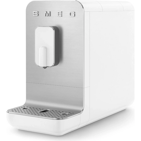 Der Smeg BCC11WHMEU Kaffeevollautomat in Weiß, mit silberner Frontblende und Tropfschale, ist aus einem vorderen Blickwinkel zu sehen. Diese hochwertige Kaffeemaschine von Smeg verfügt über ein robustes Edelstahl-Mahlwerk für stets frisch gemahlenen Kaffee.