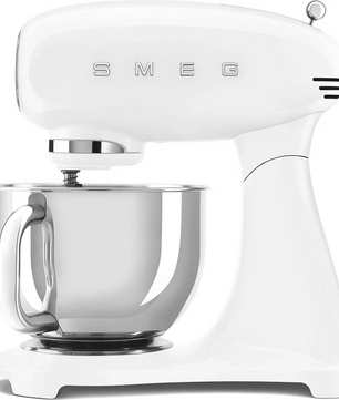 Die Smeg SMF05WHEU Küchenmaschine in Weiß, ausgestattet mit einem leistungsstarken 1000-W-Motor und einer Edelstahlschüssel, präsentiert sich im klassischen Retro-Design – seitlich vor einem neutralen Hintergrund fotografiert.