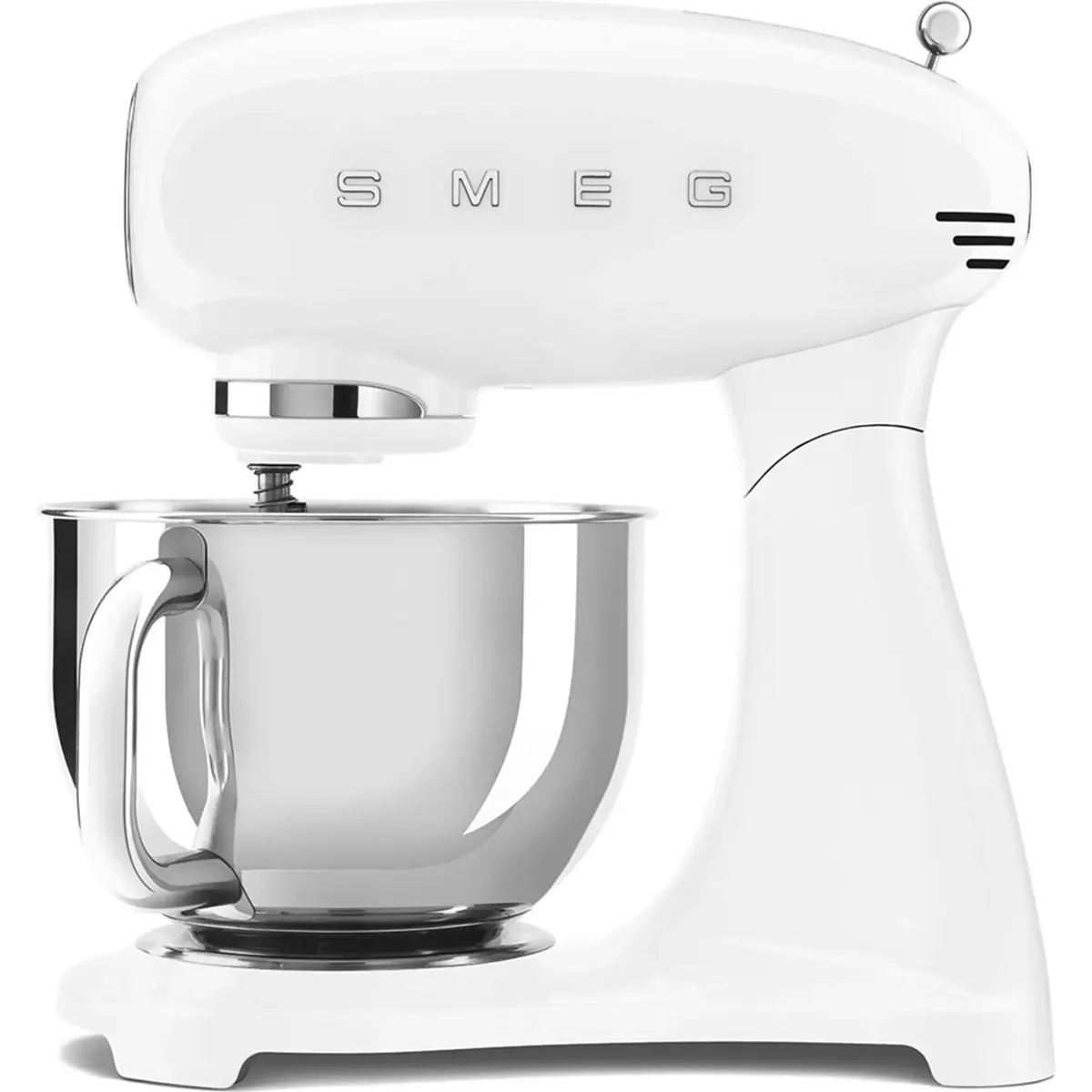 Die Smeg SMF05WHEU Küchenmaschine in Weiß, ausgestattet mit einem leistungsstarken 1000-W-Motor und einer Edelstahlschüssel, präsentiert sich im klassischen Retro-Design – seitlich vor einem neutralen Hintergrund fotografiert.