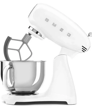 Die Küchenmaschine Smeg SMF05WHEU in Weiß von Smeg verfügt über einen robusten 1000-Watt-Motor, eine Rührschüssel aus Edelstahl und einen Flachrührer – alles im klassischen Retro-Design vor weißem Hintergrund.