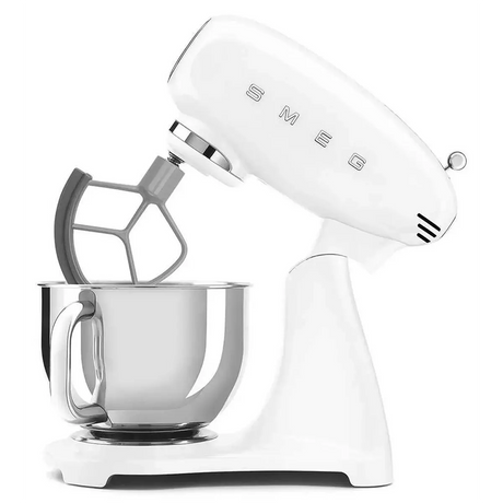 Die Küchenmaschine Smeg SMF05WHEU in Weiß von Smeg verfügt über einen robusten 1000-Watt-Motor, eine Rührschüssel aus Edelstahl und einen Flachrührer – alles im klassischen Retro-Design vor weißem Hintergrund.