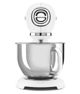 Die Küchenmaschine Smeg SMF05WHEU in Weiß, die sich durch ihr ikonisches Retro-Design und einen leistungsstarken 1000-W-Motor auszeichnet, ist von vorne auf weißem Hintergrund mit ihrer Rührschüssel aus Edelstahl abgebildet.