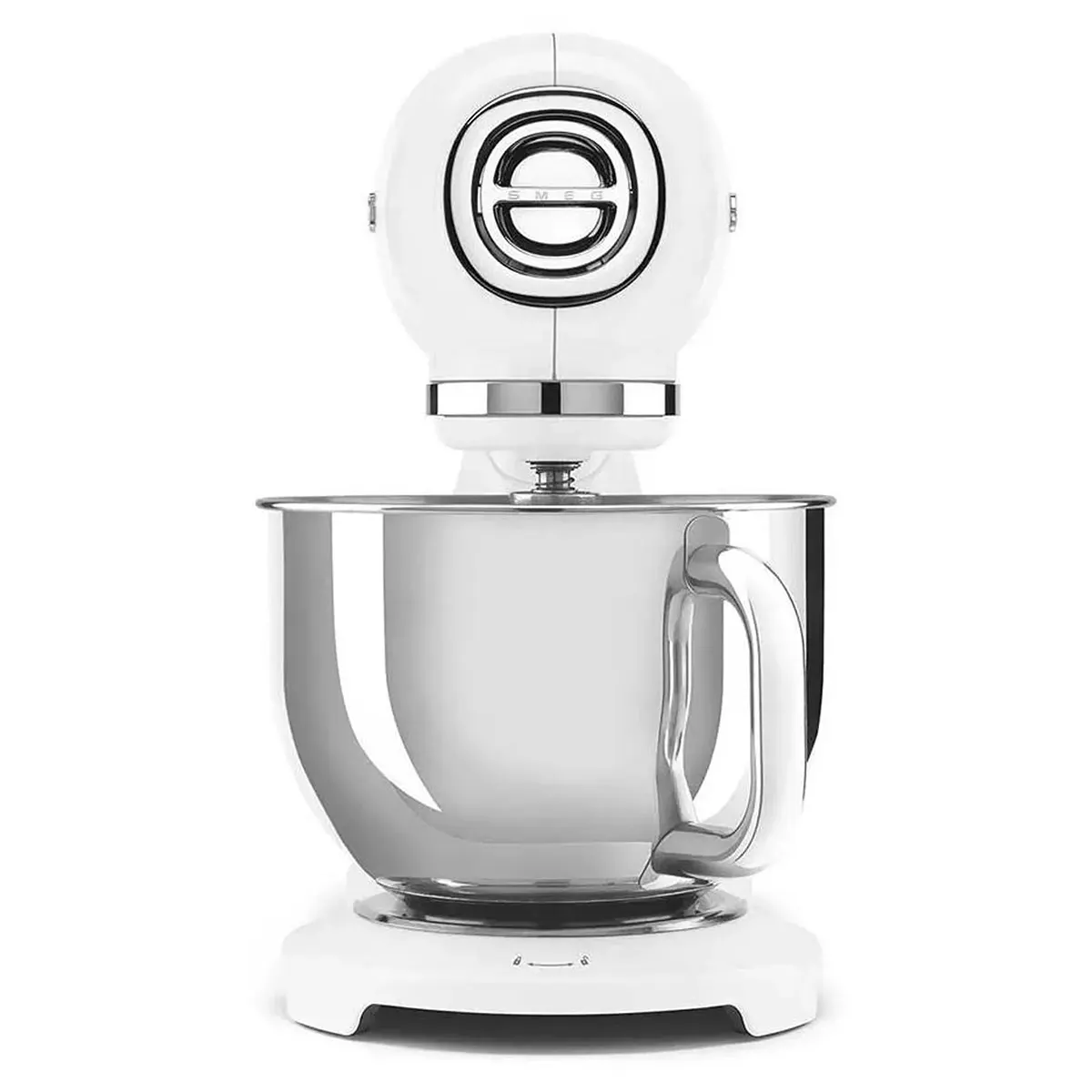 Die Küchenmaschine Smeg SMF05WHEU in Weiß, die sich durch ihr ikonisches Retro-Design und einen leistungsstarken 1000-W-Motor auszeichnet, ist von vorne auf weißem Hintergrund mit ihrer Rührschüssel aus Edelstahl abgebildet.