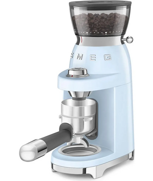Die Smeg CGF03PBEU Kaffeemühle in Blau besticht durch ihr Retro-Design und eignet sich ideal zum einfachen Mahlen von Kaffeebohnen. Sie verfügt über einen oberen Bohnenbehälter sowie eine praktische Siebträgerhalterung an der Vorderseite – perfekt für die Zubereitung Ihres Lieblingskaffees.