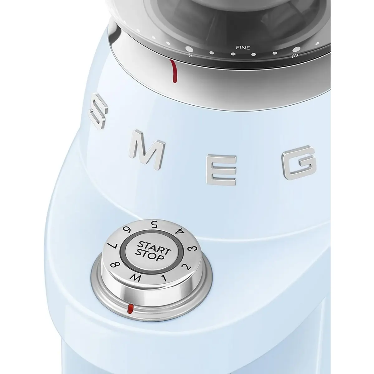 Nahaufnahme des Drehreglers der Smeg CGF03PBEU Kaffeemühle – blau – mit einstellbaren Stufen und einer Start-/Stopp-Taste, die ihr ikonisches Retro-Design unterstreicht. Diese Kaffeemühle von Smeg eignet sich perfekt zum Mahlen von Kaffeebohnen und vereint Stil und Präzision für das ultimative Kaffeeerlebnis.
