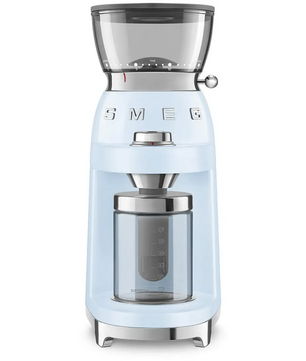 Die Smeg CGF03PBEU Kaffeemühle in Blau besticht durch einen transparenten Bohnenbehälter und einen Glasbehälter, die sich vor weißem Hintergrund abheben – ideal, um Kaffeebohnen stilvoll zu mahlen. Mit ihrem ikonischen Retro-Design von Smeg verbindet diese Mühle Funktionalität mit einem echten Blickfang.