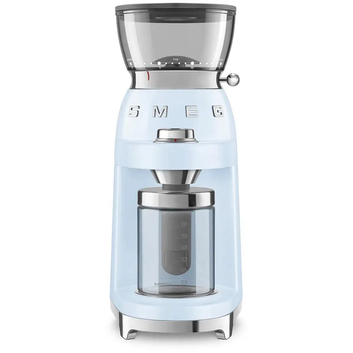 Die Smeg CGF03PBEU Kaffeemühle in Blau besticht durch einen transparenten Bohnenbehälter und einen Glasbehälter, die sich vor weißem Hintergrund abheben – ideal, um Kaffeebohnen stilvoll zu mahlen. Mit ihrem ikonischen Retro-Design von Smeg verbindet diese Mühle Funktionalität mit einem echten Blickfang.