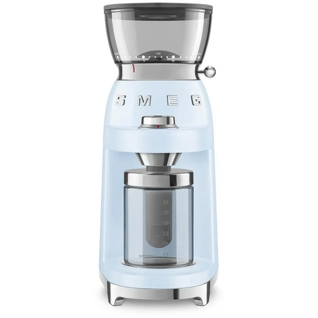 Die Smeg CGF03PBEU Kaffeemühle in Blau besticht durch einen transparenten Bohnenbehälter und einen Glasbehälter, die sich vor weißem Hintergrund abheben – ideal, um Kaffeebohnen stilvoll zu mahlen. Mit ihrem ikonischen Retro-Design von Smeg verbindet diese Mühle Funktionalität mit einem echten Blickfang.