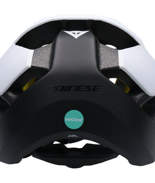 Rückansicht des Dainese Linea 03 MIPS Größe: S/M - weiß Mountainbike-Helm, mit sichtbarem Dainese-Logo, Belüftungsschlitzen und fortschrittlicher MIPS-Technologie für verbesserten Schutz.