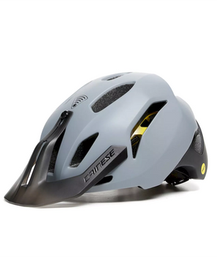 Der Dainese Linea 03 MIPS in grau (L/XL) hat ein mattgraues Finish, ein schwarzes Visier, Belüftungslöcher und das ikonische Dainese-Logo - ideal für MTB-Touren und erhöhte Sicherheit durch die MIPS-Technologie.