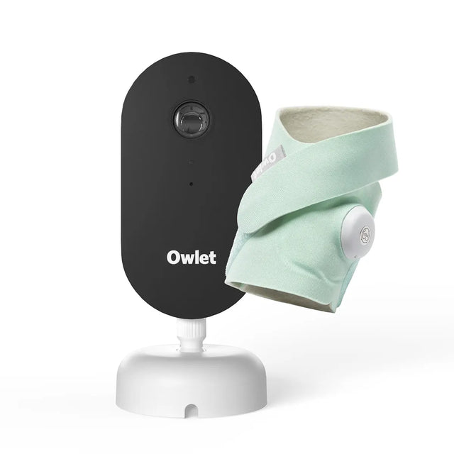 Das Owlet Dream Baby-Überwachungsset – mint von Owlet mit einem mintgrünen Babysensorsöckchen sorgt für eine zuverlässige Schlafüberwachung und wird vor einem weißen Hintergrund dargestellt.