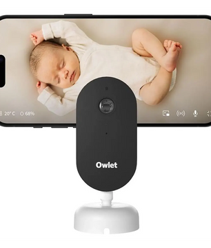Das Owlet Dream Baby-Überwachungsset – rosa von Owlet umfasst eine Baby-Überwachungskamera und zeigt ein schlafendes Baby zusammen mit den Überwachungsdaten auf dem Bildschirm Ihres Smartphones an, wodurch es sich perfekt für die Schlafüberwachung von Babys eignet. Mit der zuverlässigen Baby-Kamera können Sie Ihren Kleinen jederzeit im Blick behalten.