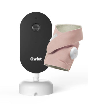 Owlet Dream Baby-Überwachungsset – rosa: Schwarze Owlet-Babyüberwachungskamera neben einer rosa Babysocke mit einem daran befestigten weißen Sensor, Teil des innovativen Schlafüberwachungs-Baby-Sets von Owlet.