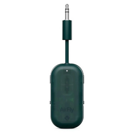 Ein „Twelve South AirFly Pro 2“ Bluetooth-Audioanschluss in Dunkelgrün mit kurzem Kabel und integriertem 3,5-mm-Audio-Stecker, der für die drahtlose Audioübertragung konzipiert ist.