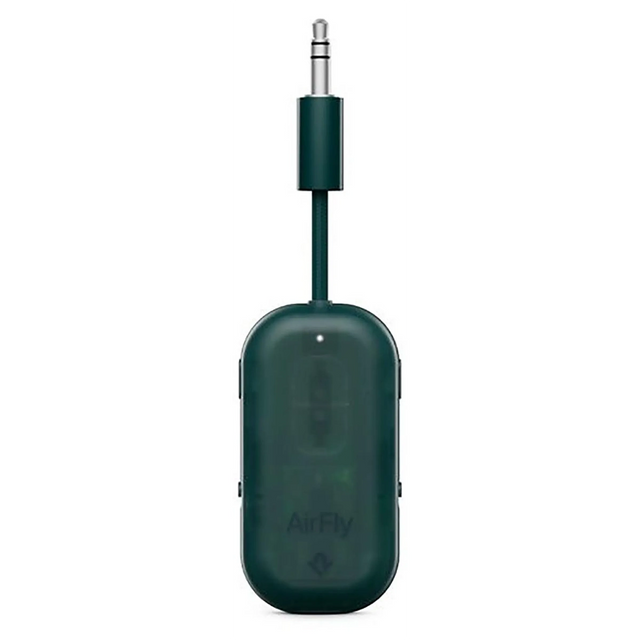 Ein „Twelve South AirFly Pro 2“ Bluetooth-Audioanschluss in Dunkelgrün mit kurzem Kabel und integriertem 3,5-mm-Audio-Stecker, der für die drahtlose Audioübertragung konzipiert ist.