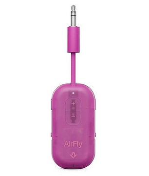 Twelve South AirFly Pro 2 Bluetooth-Audioanschluss in Lila, mit 3,5-mm-Klinkenanschluss und Lautstärketasten auf der Vorderseite, freigestellt vor weißem Hintergrund.