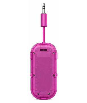 Ein violetter, durchsichtiger Bluetooth-Audioadapter von Twelve South, der „AirFly Pro 2“, mit einem Kabel und einem 3,5-mm-Audioanschluss an der Oberseite.