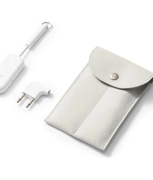 Auf einem weißen Hintergrund sind ein weißer Reisebeutel, der „Twelve South AirFly Pro 2 Deluxe Edition Bluetooth-Audioanschluss“ in Weiß von Twelve South sowie ein weißer Kopfhöreradapter für Flugzeuge zu sehen.