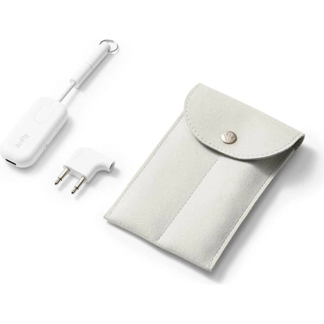 Auf einem weißen Hintergrund sind ein weißer Reisebeutel, der „Twelve South AirFly Pro 2 Deluxe Edition Bluetooth-Audioanschluss“ in Weiß von Twelve South sowie ein weißer Kopfhöreradapter für Flugzeuge zu sehen.