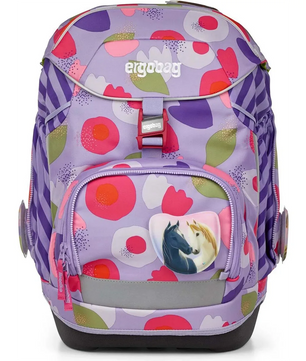 Der ergobag Ergobag Pack Schulranzen-Set 6tlg-BlütenzauBär II zeigt ein lila-rot-weißes Blumendesign mit Pferdemotiv auf der Vordertasche - ein ergonomischer Schulrucksack für den Schulalltag.