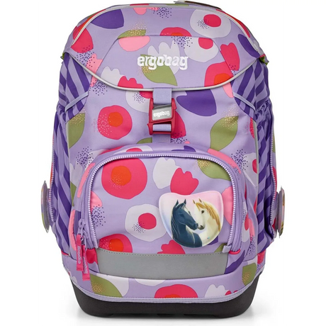 Der ergobag Ergobag Pack Schulranzen-Set 6tlg-BlütenzauBär II zeigt ein lila-rot-weißes Blumendesign mit Pferdemotiv auf der Vordertasche - ein ergonomischer Schulrucksack für den Schulalltag.