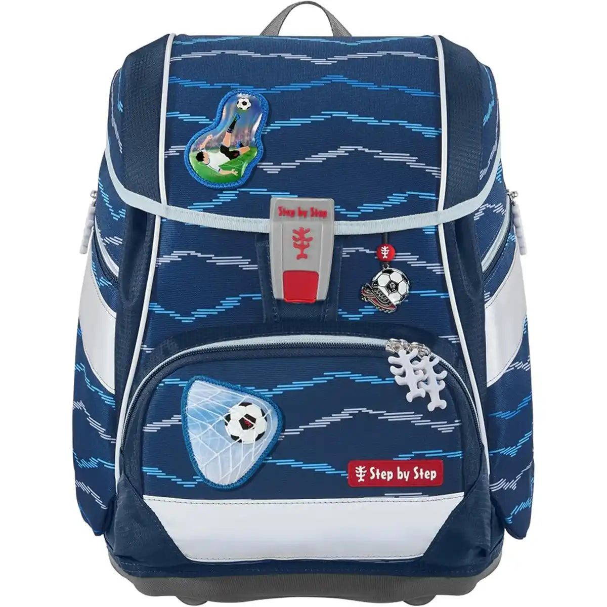 Das Step by Step Schulranzen-Set 2in1 Plus "Soccer Lars" (6-teilig) besteht aus einem blau-weißen Schulrucksack mit fußballerischen Aufnähern wie Bällen, Tornetz und Spielerfiguren.