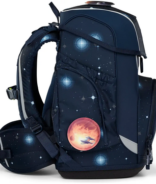Der ergobag Cubo Set (2025) KoBärnikus von ergobag ist ein dunkelblauer Schulranzen mit Weltraum- und Sternenmotiv, der einen runden Aufnäher mit Raumschiff- und Planetenmotiv aufweist.