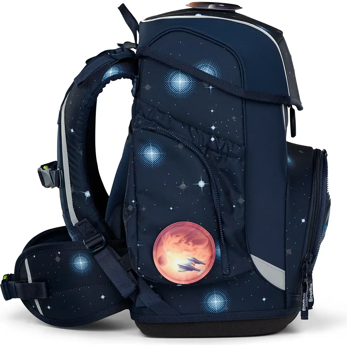 Der ergobag Cubo Set (2025) KoBärnikus von ergobag ist ein dunkelblauer Schulranzen mit Weltraum- und Sternenmotiv, der einen runden Aufnäher mit Raumschiff- und Planetenmotiv aufweist.