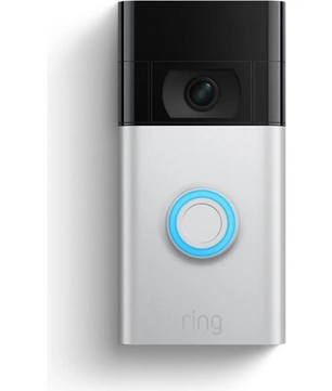 Eine „Ring Battery Doorbell Plus Videotürklingel – silber“ von Ring wird vor einem weißen Hintergrund gezeigt. Dabei kommt ihre Kamera mit dem runden, blau beleuchteten Knopf besonders gut zur Geltung und liefert gestochen scharfe 1536p-HD-Videos für klare Bilder. Diese kabellose Videotürklingel verbindet nahtlos stilvolles Design mit fortschrittlichen Sicherheitsfunktionen.
