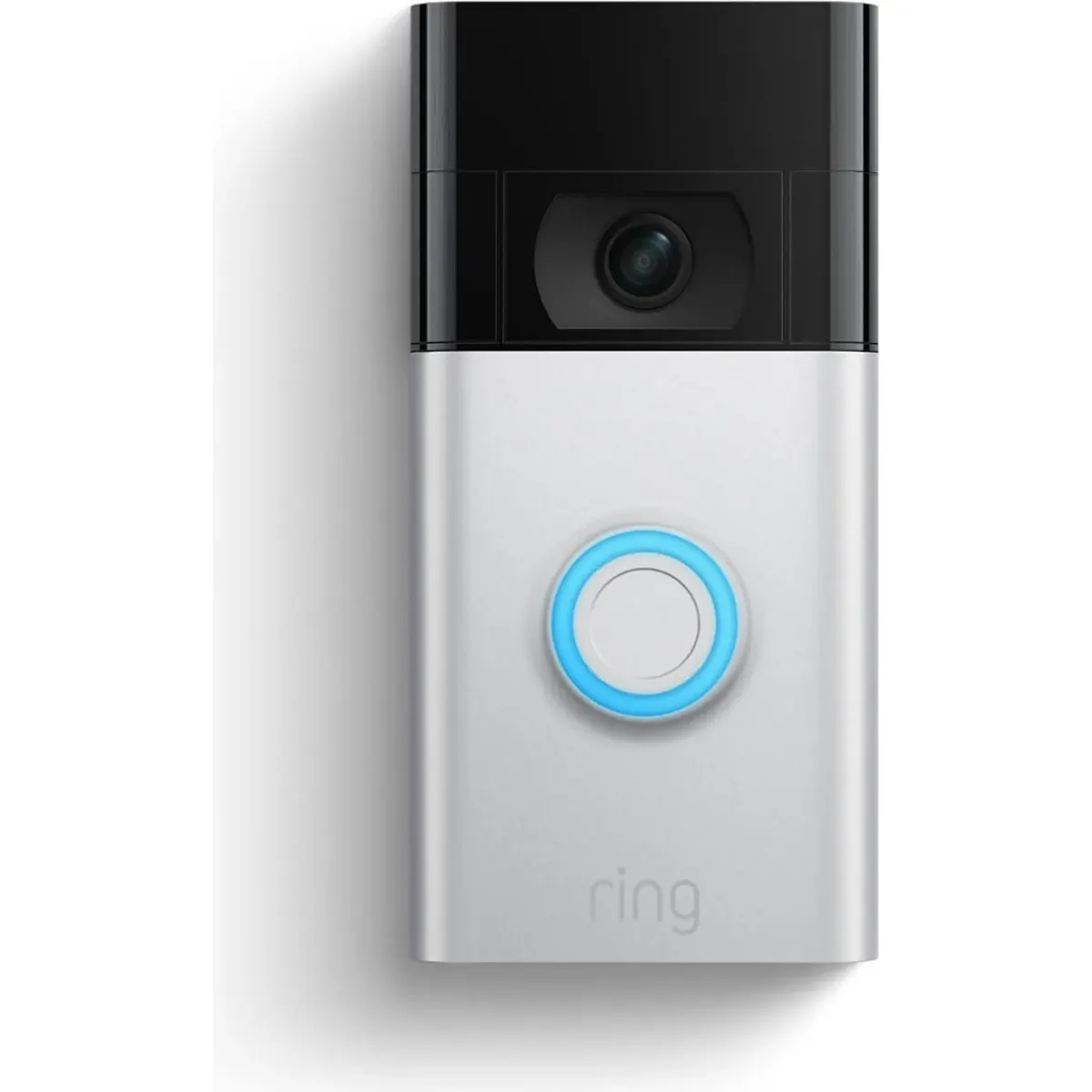 Eine „Ring Battery Doorbell Plus Videotürklingel – silber“ von Ring wird vor einem weißen Hintergrund gezeigt. Dabei kommt ihre Kamera mit dem runden, blau beleuchteten Knopf besonders gut zur Geltung und liefert gestochen scharfe 1536p-HD-Videos für klare Bilder. Diese kabellose Videotürklingel verbindet nahtlos stilvolles Design mit fortschrittlichen Sicherheitsfunktionen.