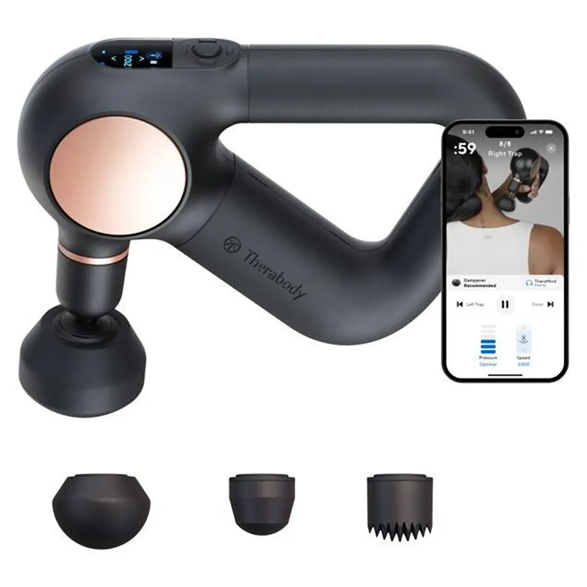Das Therabody Theragun Sense Massagegerät – schwarz wird mit vier aufsteckbaren Aufsätzen geliefert und ist rechts neben einem Smartphone abgebildet, auf dessen Display die App-Steuerung zu sehen ist. Es bietet eine fortschrittliche Perkussionsmassage zur gezielten Linderung.