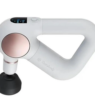 Das Therabody Theragun Sense Handmassagegerät in Weiß verfügt über einen dreieckigen Griff, ein digitales Display und einen runden Massagekopf – und bietet eine kraftvolle Perkussionsmassage, ähnlich wie die High-End-Modelle von Therabody.