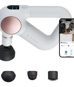 Das Therabody Theragun Sense Handmassagegerät in elegantem Weiß mit roségoldenen Akzenten wird mit vier Aufsätzen geliefert und bietet nahtlose App-Anbindung über Ihr Smartphone – es sorgt mit wohltuenden Klopfmassagen für die Linderung von Muskelverspannungen, ganz ähnlich wie das vielgelobte Theragun Sense.