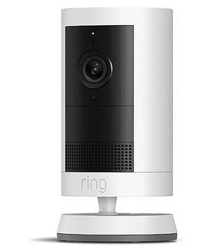 Die Ring Outdoor Cam Plus – Weiß ist eine kabellose Überwachungskamera auf einem Ständer, ausgestattet mit einer schwarzen Frontblende und einem Objektiv – die ideale Außenkamera von Ring mit leistungsstarkem Akku.