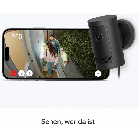 Eine „Ring Außenkamera Plus Akku – schwarz“ von Ring zeigt ein gestochen scharfes Bild in 2K-Auflösung von einem Paar und ihrem Hund vor der Haustür und demonstriert damit die Bildschärfe dieser kabellosen Überwachungskamera.