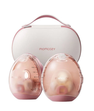 Zwei Momcozy Air 1 Mobile Milchpumpen in Rosé und ein weißes Momcozy-Trageetui werden auf weißem Hintergrund präsentiert - perfekt für freihändiges Abpumpen unterwegs.