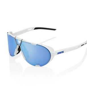 Die 100% Westcraft HiPER Sportbrille in weiß hat große, blau verspiegelte HiPER-Gläser mit UV400-Schutz und ein auffälliges 100%-Logo auf dem Bügel, das auf weißem Hintergrund dargestellt ist.