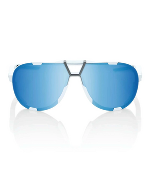 Die 100% Westcraft HiPER Sportbrille von 100% verfügt über blaue Gläser, einen weißen Rahmen und UV400-Schutz für totalen Augenschutz, hier auf weißem Hintergrund mit dezenter Reflexion.