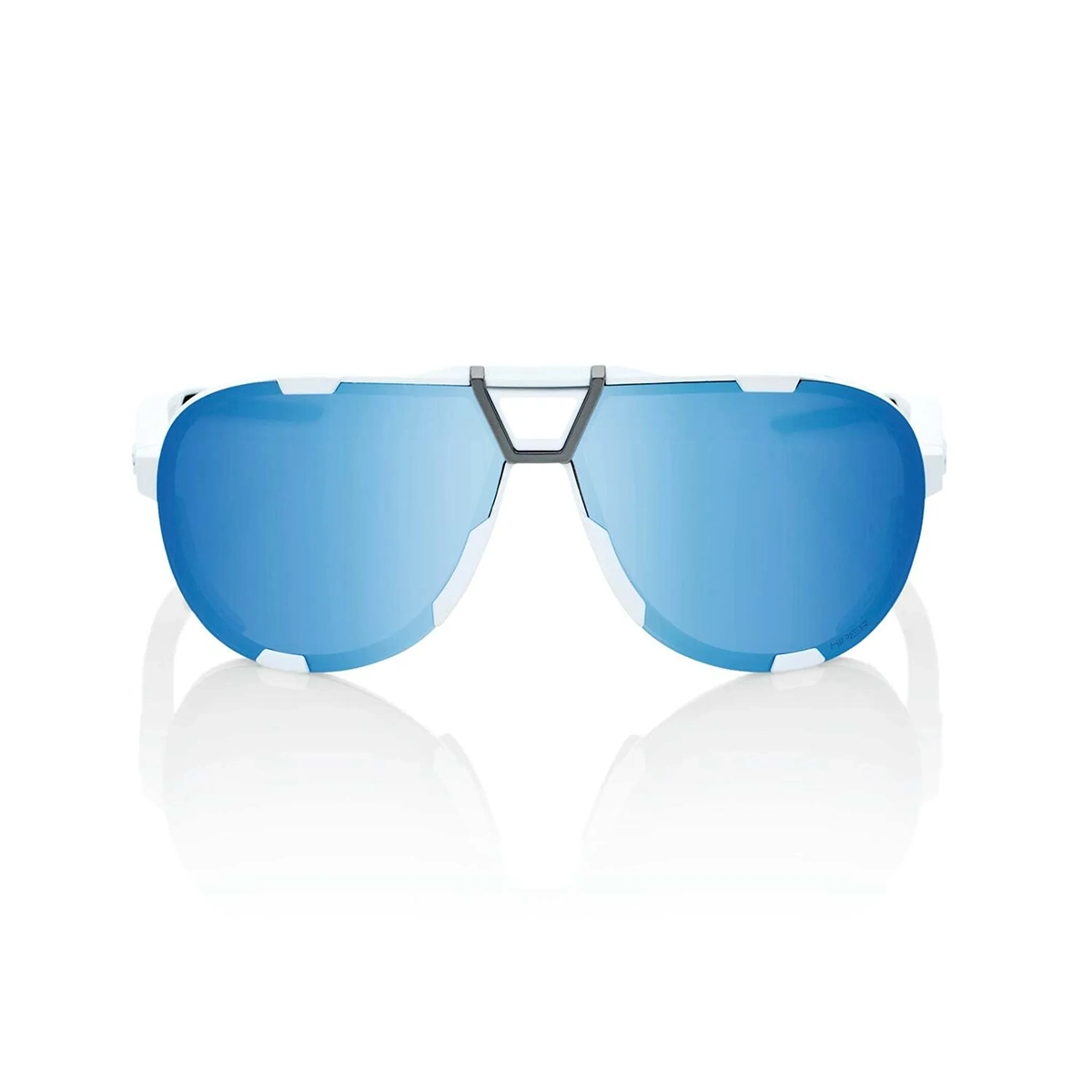 Die 100% Westcraft HiPER Sportbrille von 100% verfügt über blaue Gläser, einen weißen Rahmen und UV400-Schutz für totalen Augenschutz, hier auf weißem Hintergrund mit dezenter Reflexion.