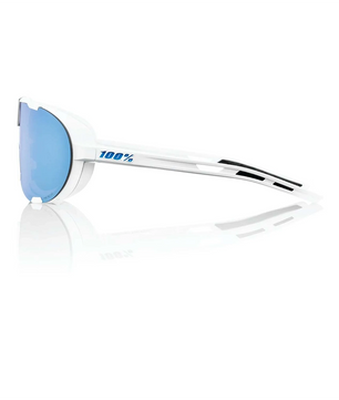 Die 100% Westcraft HiPER Sportbrille in Weiß von 100% mit blauen HiPER-Gläsern und UV400-Schutz ist im Seitenprofil auf weißem Hintergrund abgebildet.