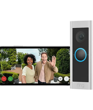 Auf einem Smartphone ist ein Videoanruf mit zwei Personen neben der „Ring Video Doorbell Pro 2 – silber“ von Ring zu sehen, wodurch smarte Videotürklingeln und innovative Videoüberwachungslösungen für Ihr Zuhause hervorgehoben werden.