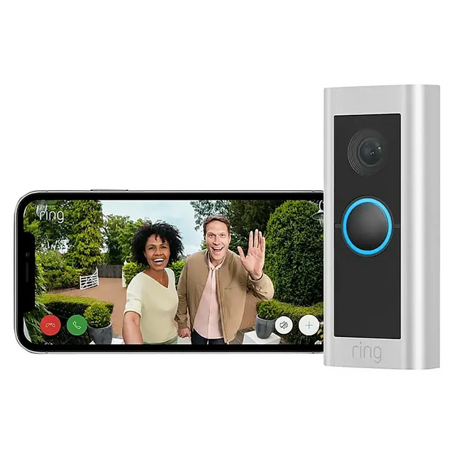 Auf einem Smartphone ist ein Videoanruf mit zwei Personen neben der „Ring Video Doorbell Pro 2 – silber“ von Ring zu sehen, wodurch smarte Videotürklingeln und innovative Videoüberwachungslösungen für Ihr Zuhause hervorgehoben werden.