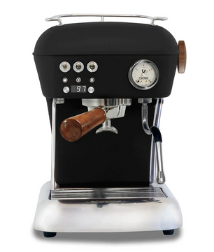 Vorderansicht der Ascaso Dream PID Espressomaschine von Ascaso, die sich durch ein elegantes schwarz-silbernes Design mit Holzakzenten, Drehknopf, PID-Steuerung, Druckanzeige und Dampfstab auszeichnet - ideal für aufstrebende Baristas zu Hause.