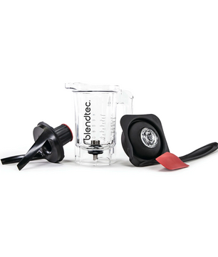 Der schwarze Blendtec Twister-Mixbehälter von Blendtec wird mit dem patentierten Twister-Deckel, einem Schaber und einem Rührwerkzeug geliefert – ideal zum Mixen von Nussbutter. Dargestellt vor weißem Hintergrund.
