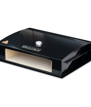 Das „Bakerstone Pizzaofen Set – schwarz“ von Bakerstone ist ein schwarzer Pizzaofen aus Metall mit einer Öffnung an der Vorderseite und einem kleinen Temperaturmesser auf der Oberseite. Er verfügt über eine Keramik-Backkammer für eine gleichmäßige Wärmeverteilung, die jedes Mal perfekte Backergebnisse garantiert – ideal als Teil Ihres Pizzaofen-Sets.