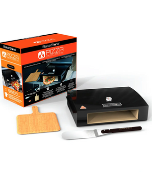Das „Bakerstone Pizzaofen Set – schwarz“ von Bakerstone wird mit Verpackung, Holz-Pizzaschaufel und Metallspatel vor weißem Hintergrund abgebildet. Dieser vielseitige Grill-Pizzaofen verfügt über eine Keramik-Backkammer, die für hervorragende Wärmespeicherung und gleichmäßiges Backen sorgt, wodurch er sich perfekt für die Zubereitung köstlicher hausgemachter Pizzen eignet.